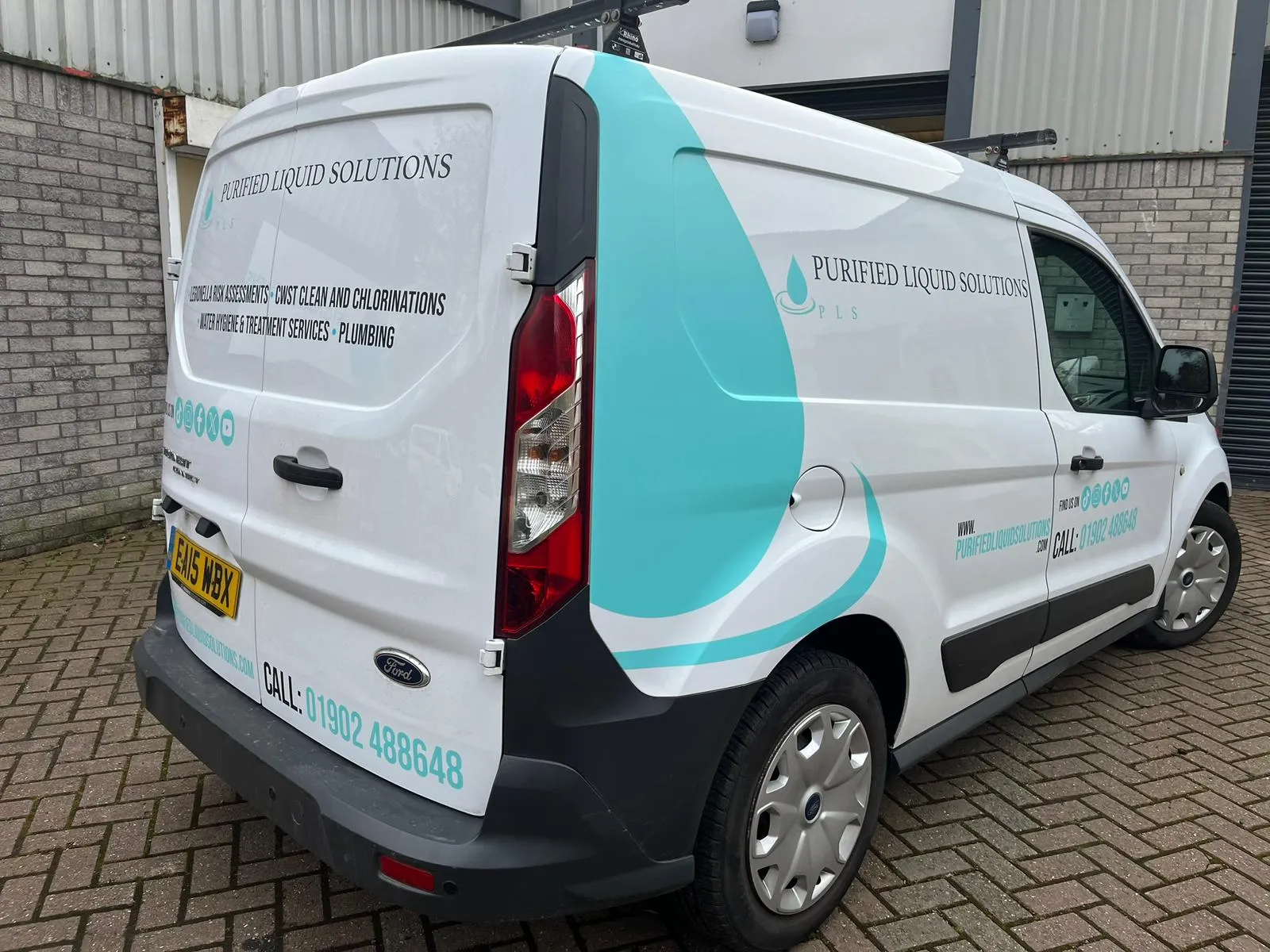 Vinyl signs for business advertising in the UK